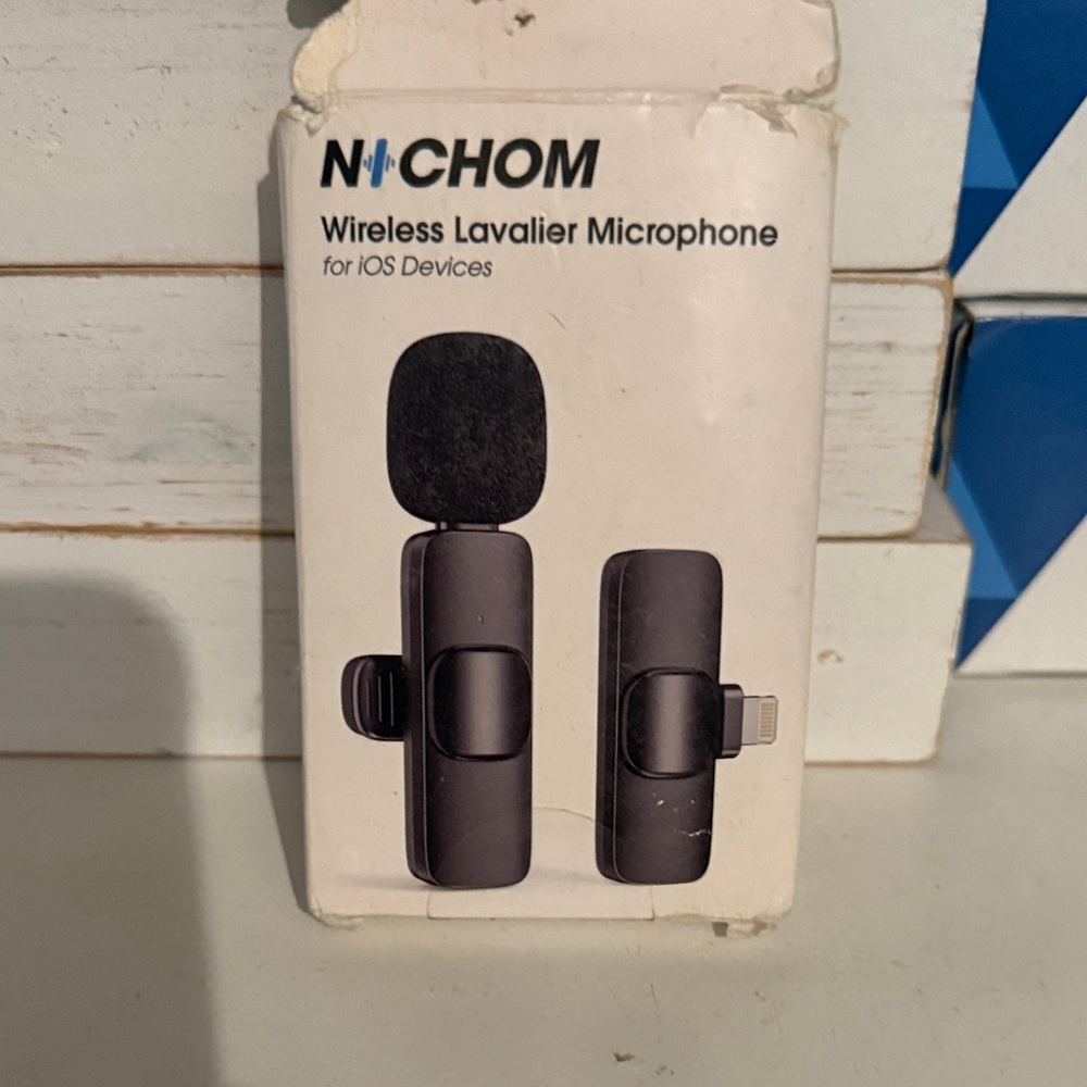 Black Wireless Lavalier Microphone for iOS Devices